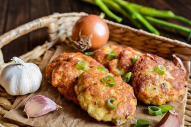 Kızarmış patates, soğan ve sarımsak ile ton balığı gözleme