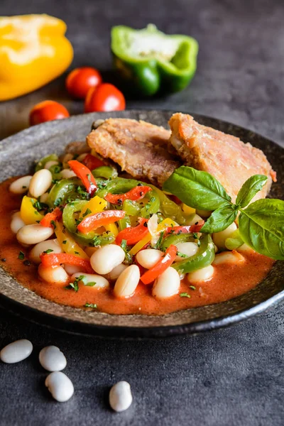 Patas de pollo fritas con salsa de frijol blanco, verduras y tomate — Foto de Stock