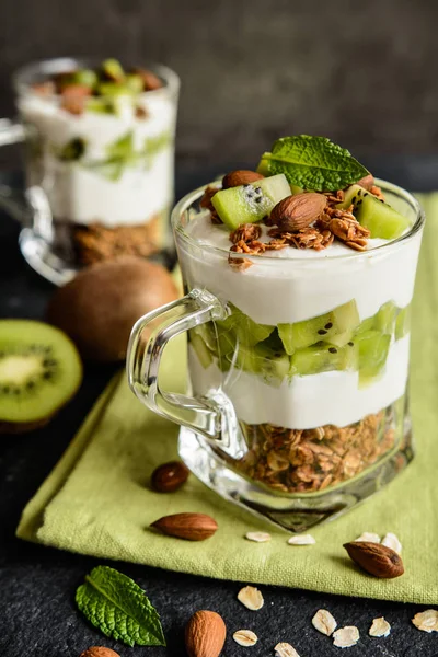 Jogurt s pečené müsli, kiwi a mandle — Stock fotografie