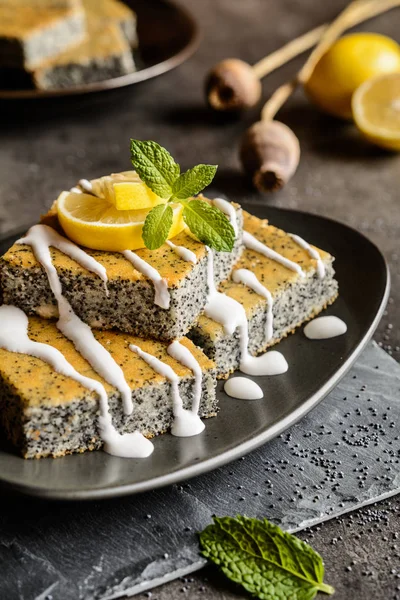 Торт с маком и лимонной начинкой — стоковое фото