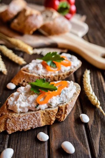 Vegetabilsk bønne spredt med peber, løg og persille - Stock-foto