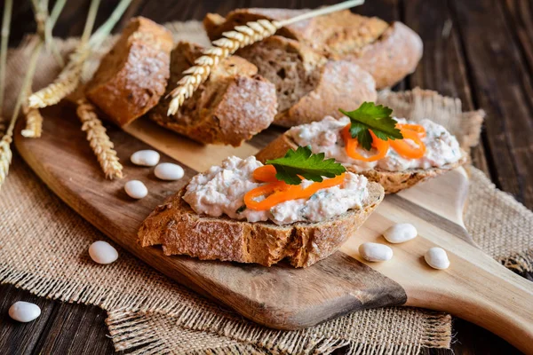 Spredning av vegetabilske bønner med pepper, løk og persille – stockfoto