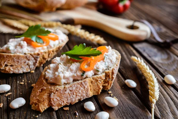 Vegetable bean spread with pepper, onion and parsley — Stock Photo, Image