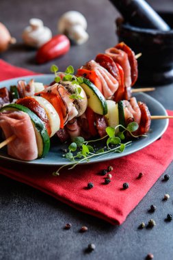 Şiş sosis, pastırma, jambon ve sebze ile