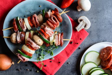 Şiş sosis, pastırma, jambon ve sebze ile