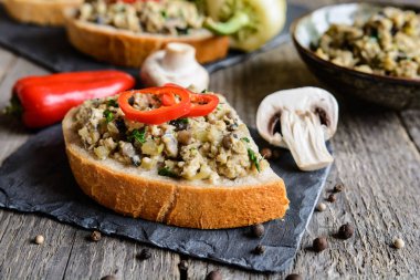 Çırpılmış yumurta ile mantar, soğan, biber ekmek üzerinde