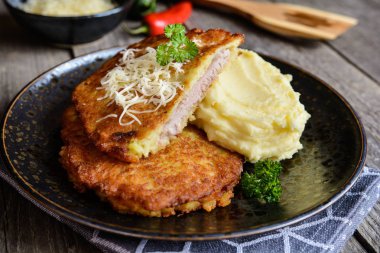 Domuz pirzola patates hamuru kaplı, peynir ile çivili ve patates püresi ile servis
