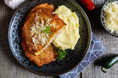 Domuz pirzola patates hamuru kaplı, peynir ile çivili ve patates püresi ile servis