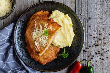 Domuz pirzola patates hamuru kaplı, peynir ile çivili ve patates püresi ile servis
