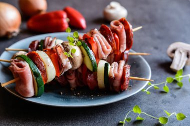 Şiş sosis, pastırma, jambon ve sebze ile