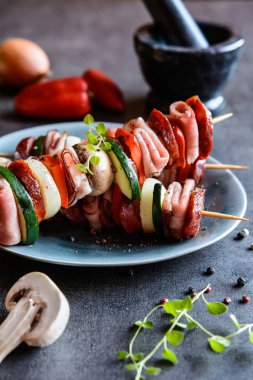 Şiş sosis, pastırma, jambon ve sebze ile