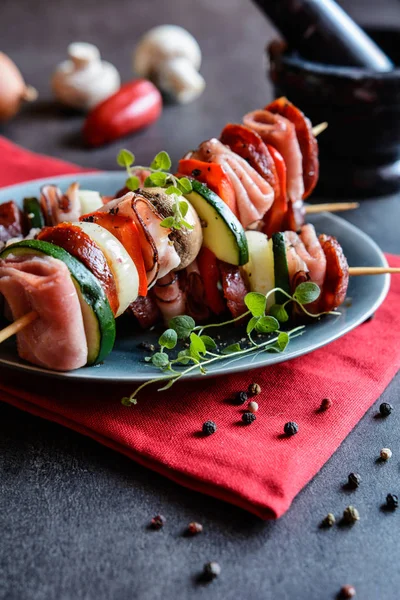 Şiş sosis, pastırma, jambon ve sebze ile