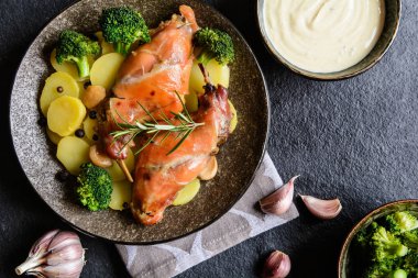 Kavrulmuş tavşan etli patates ve brokoli