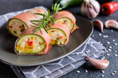 Kabak dolması pirinç, peynir, biber ve Prosciutto içinde sarılmış