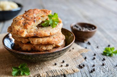 Cracklings ve ekşi lahana yapılmış börek