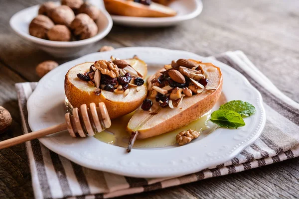 Печёные груши с медом, грецкими орехами, миндальными клюквами и корицей — стоковое фото