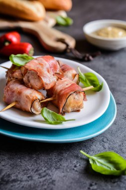 Ton balığı eti pastırma içinde sarılmış