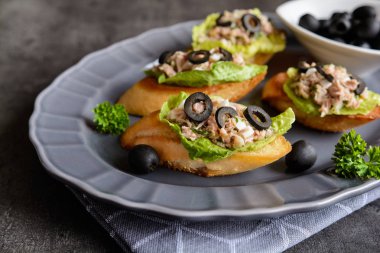 Baget dilimleri ton et, soğan, zeytin, yumurta ve marul ile
