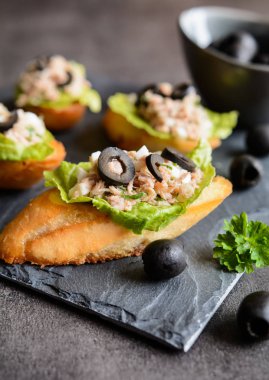 Baget dilimleri ton et, soğan, zeytin, yumurta ve marul ile