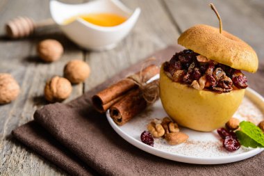 Fındık, Kuru Meyve ve bal ile pişmiş elma dolması