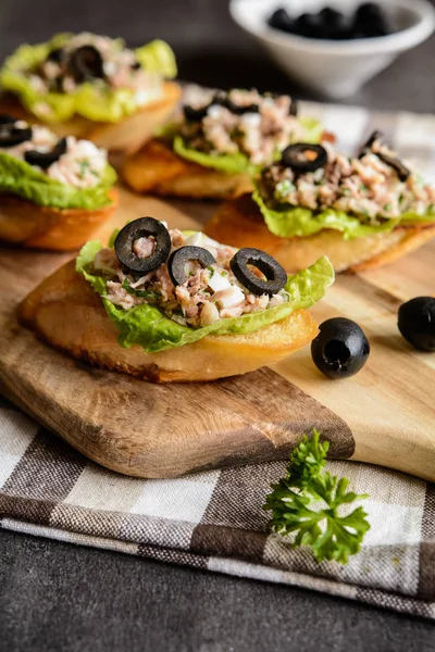 Курячі скибочки з м'ясом тунця, цибулею, оливками, яйцем та салатом — стокове фото