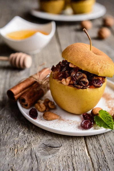 Запечённое яблоко с орехами, сухофруктами и медом — стоковое фото