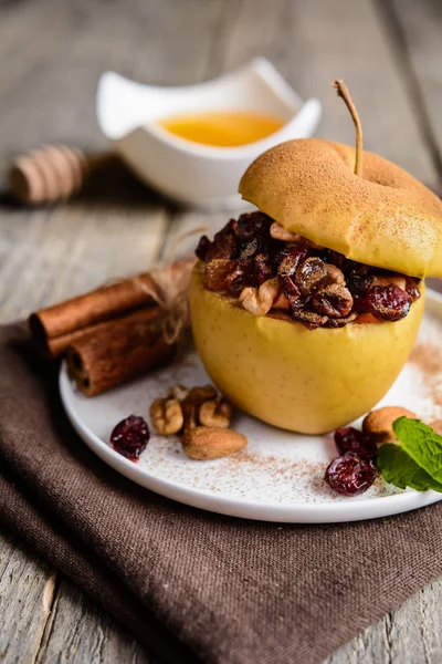 Măr copt umplut cu nuci, fructe uscate și miere — Fotografie, imagine de stoc