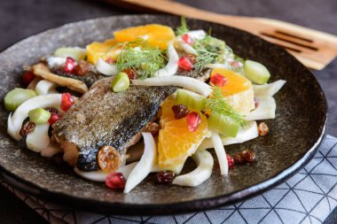 Kızarmış alabalık filetosu salata ile
