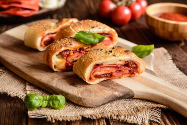 Peynir, salam, yeşil soğan ve salça ile doldurulmuş Stromboli