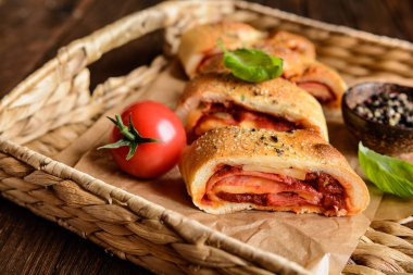 Peynir, salam, yeşil soğan ve salça ile doldurulmuş Stromboli