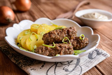 Kıyma patates, pırasa ve soğan ile yapılmış Cevapcici       