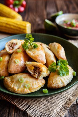 Geleneksel sığır eti Empanadas Aji Picante ile sos
