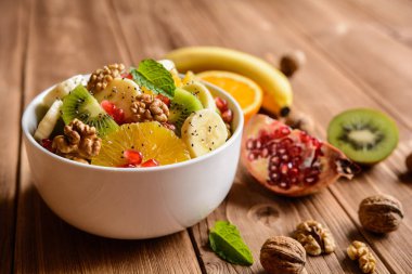 Portakal, kivi, muz, ceviz, pomegran sağlıklı meyve salatası