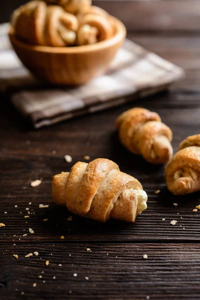 Hela måltiden croissanter fyllda med fetaost — Stockfoto