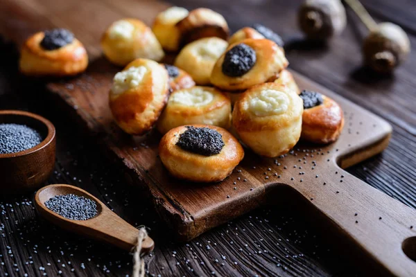 Mini-Quark- und Mohnkuchen — Stockfoto