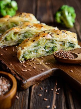 Brokoli, Mozzarella ve soğan ile doldurulmuş strudel             