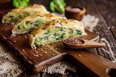 Brokoli, Mozzarella ve soğan ile doldurulmuş strudel             