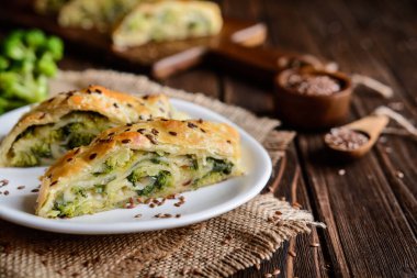 Brokoli, Mozzarella ve soğan ile doldurulmuş strudel             