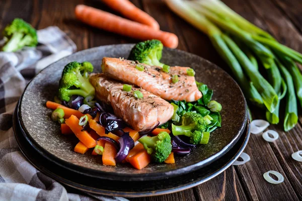 Salmão frito com legumes cozidos no vapor — Fotografia de Stock