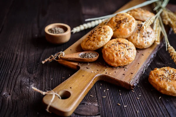 Bakad sprakande cookies beströs med kummin — Stockfoto