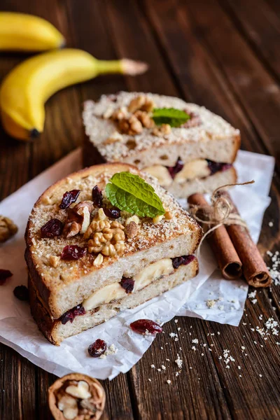 Banaan toast met walnoot, veenbessen en kaneel — Stockfoto