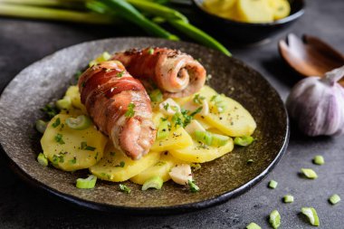 Pastırma sarılmış ve patates ile servis tavuk pirzola 