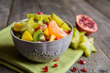 Kivi, mango, mandarin, carambola ve nar meyve salatası