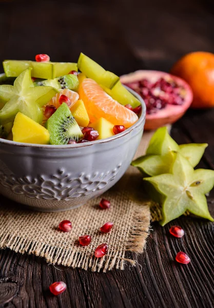 Fruktsallad med kiwi, mango, mandarin, carambola och granatäpple — Stockfoto