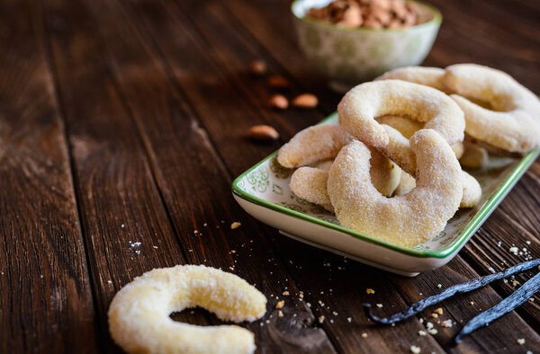 Vanilla crescents with almond