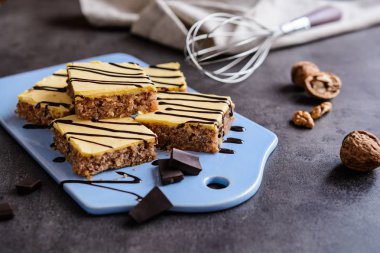 Yumurta sarısı sır ile Ceviz Kek