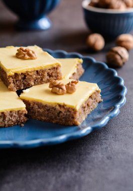 Yumurta sarısı sır ile Ceviz Kek