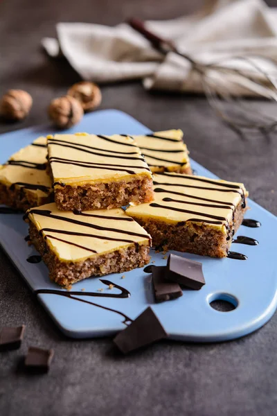 Tarta de nuez con glaseado de yema de huevo — Foto de Stock