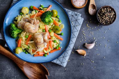 Darı ve buğulanmış sebze ile kavrulmuş cod rulo