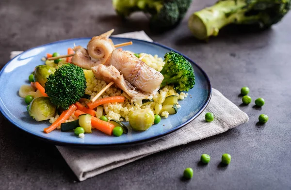 Ruller av ristet torsk med hirse og dampet grønnsak – stockfoto